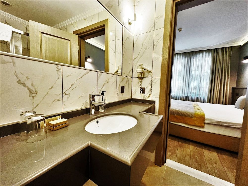 Seraglio Hotel & Suites Economy Room 6