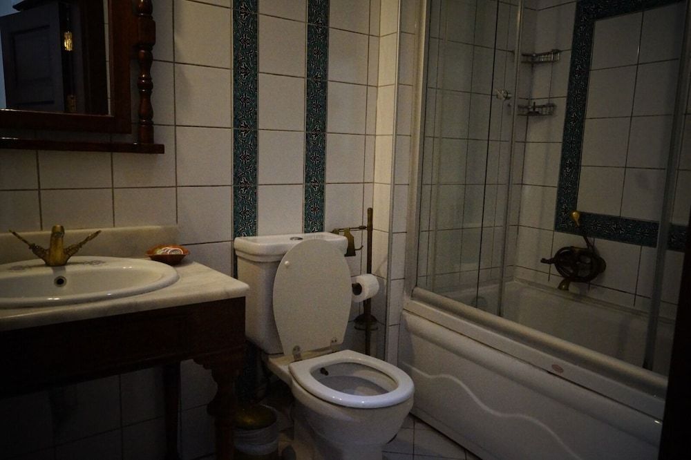 Aruna Hotel Economy Double Room (Basement) 5