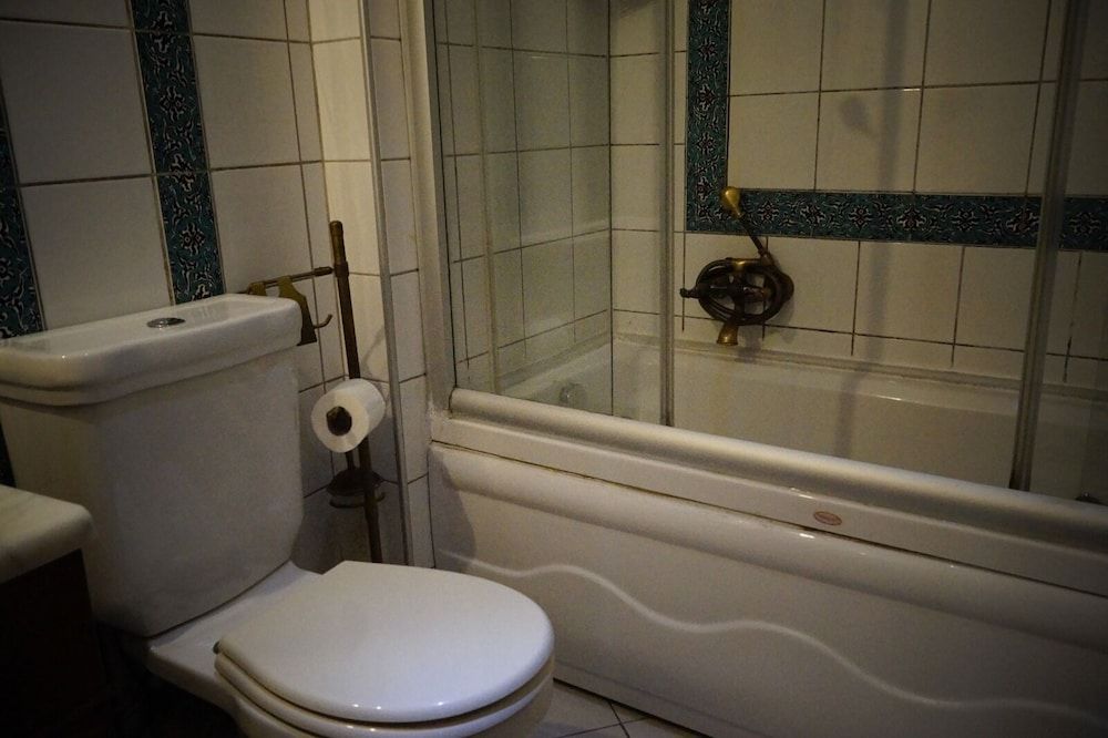 Aruna Hotel Economy Double Room (Basement) 6