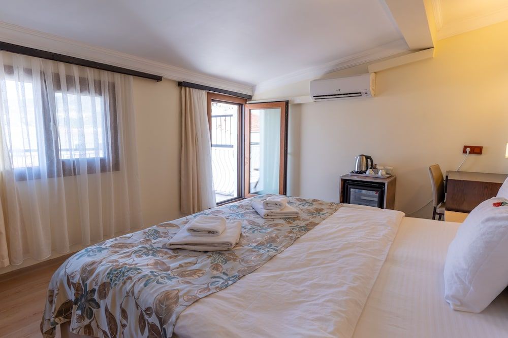 Hotel Karacam Family Room, City View 3