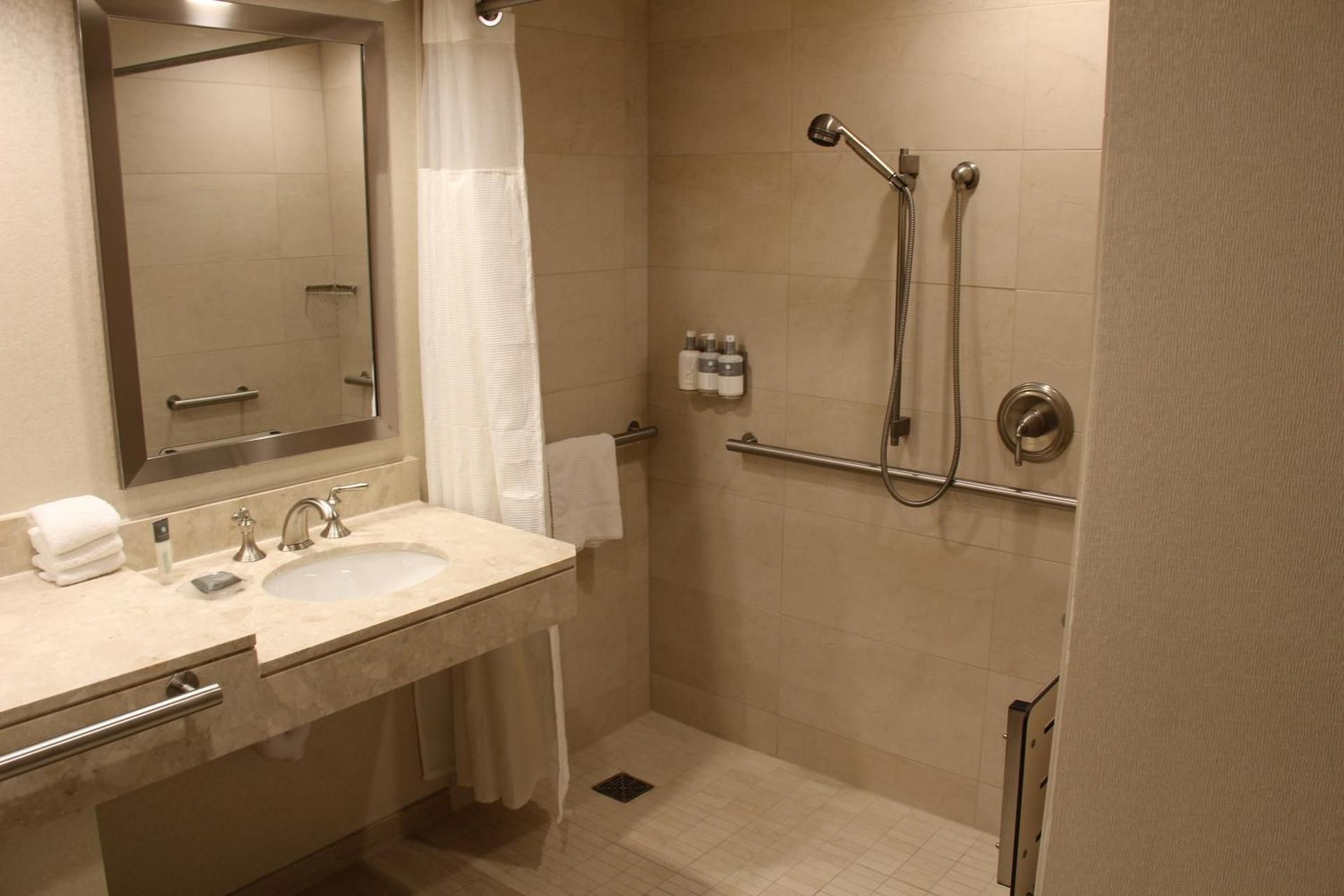 Queen Room with Interior Atrium View and Roll-In Shower - Mobility Accessible