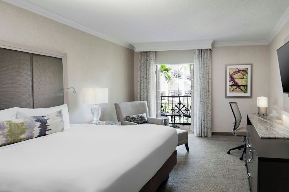 Room, 1 King Bed, Garden View (Hearing Accessible)