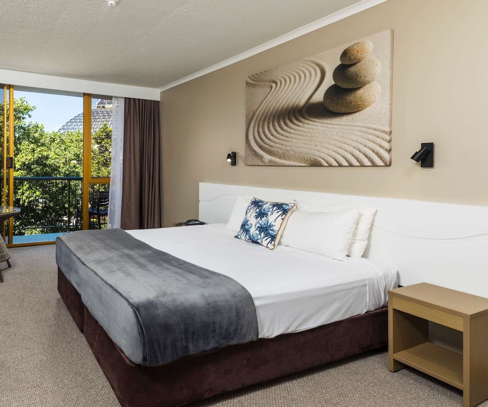 Pacific Hotel Cairns Superior King Balcony Room 2