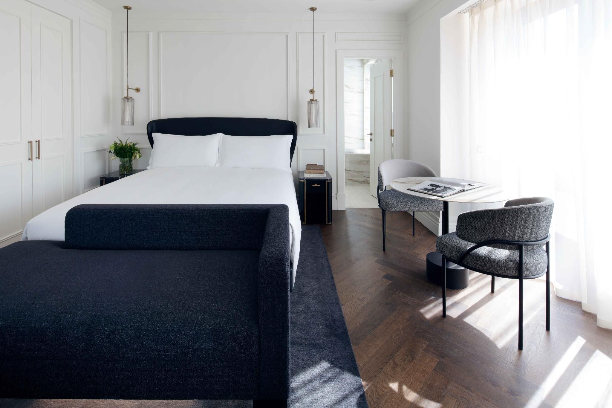 1 King Bed Premium