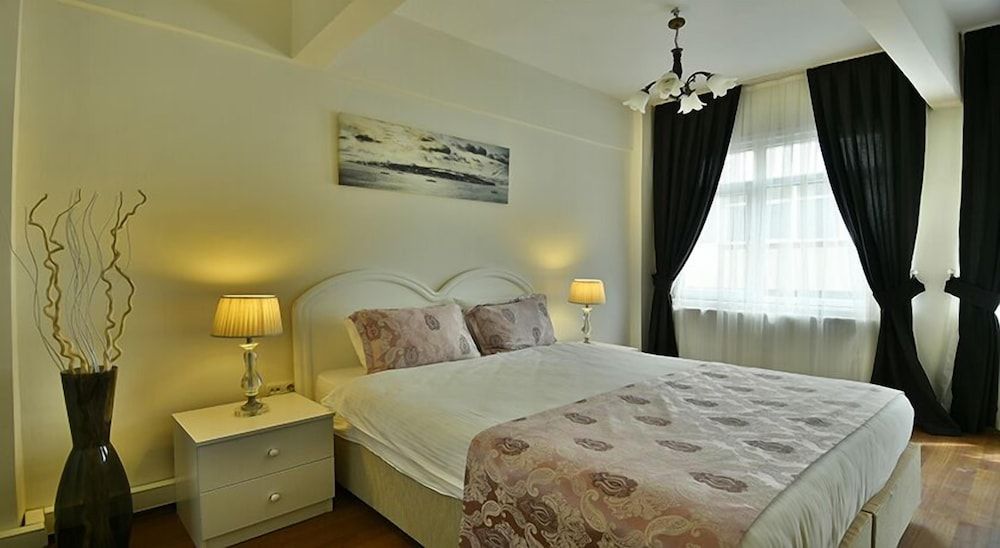 Barefoot Hotel Triple Room, City View 6