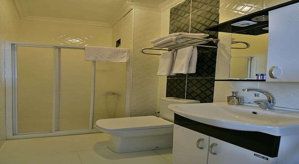 Barefoot Hotel Triple Room, City View 8