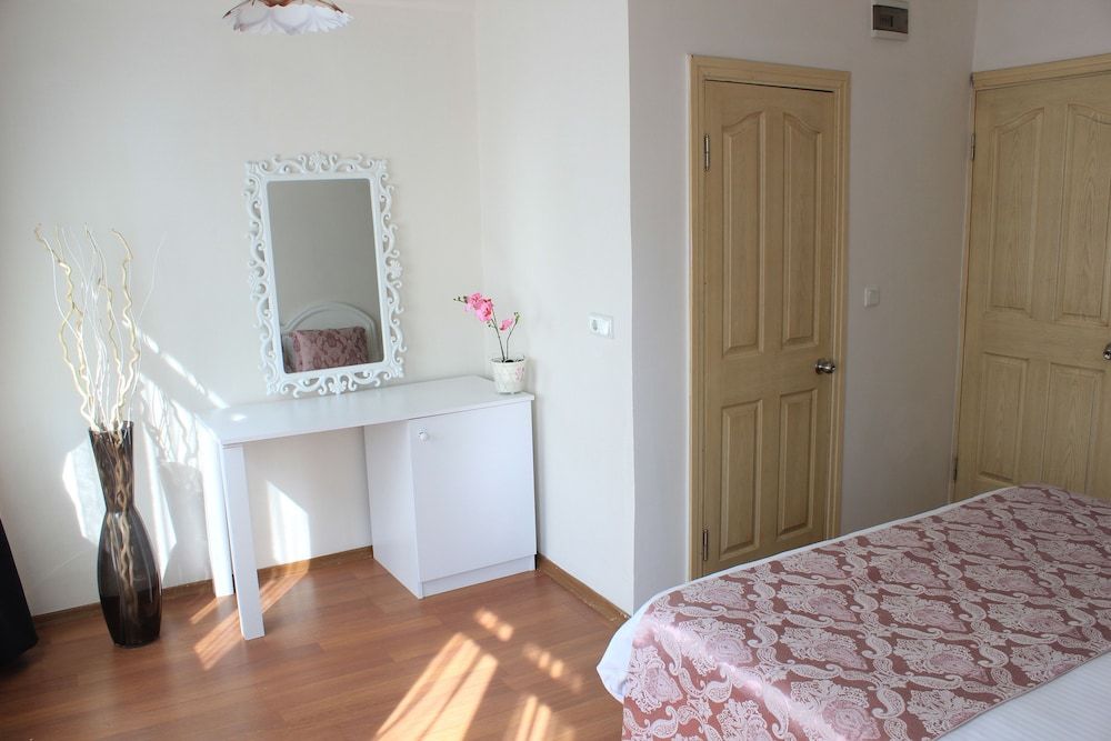 Barefoot Hotel Triple Room, City View 4