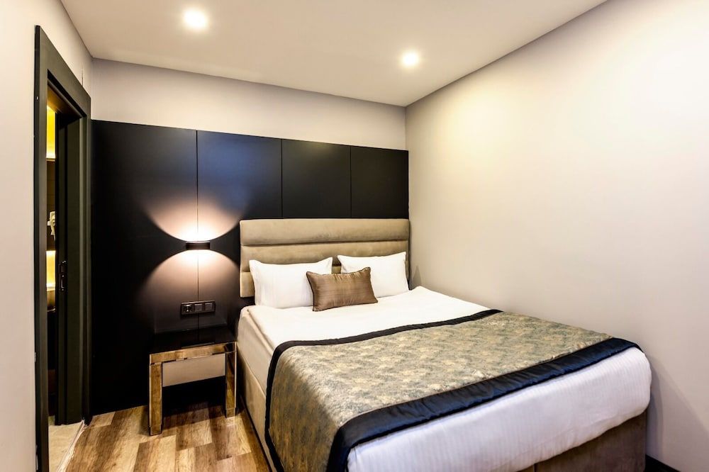 Deluxe Suite, Jetted Tub