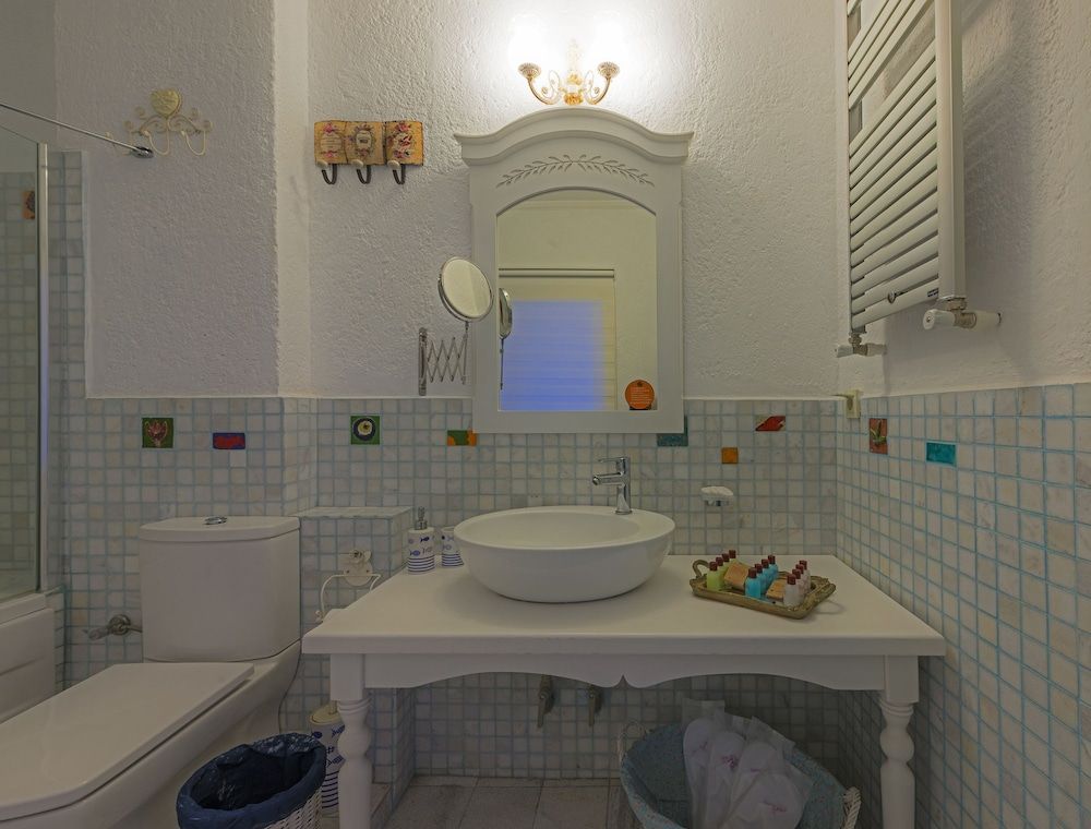 Aeneas Hotel Family Quadruple Room 9