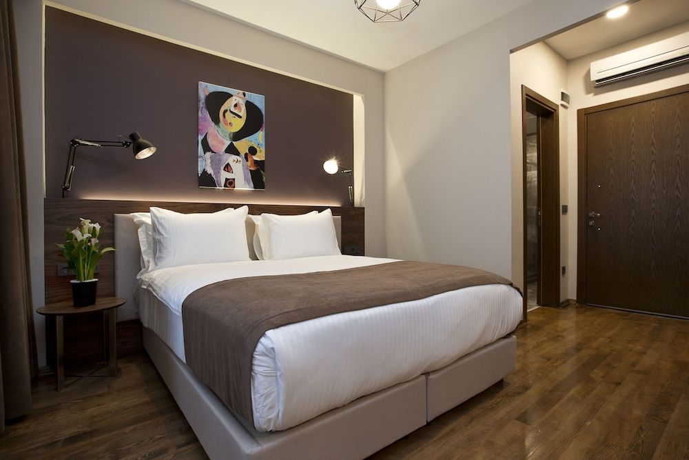 SNOG Rooms & Suites Deluxe Double Room, 1 Queen Bed 5