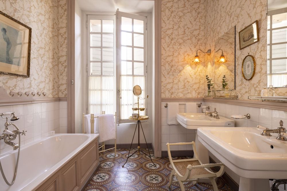 La Mirande Large Deluxe Room 7