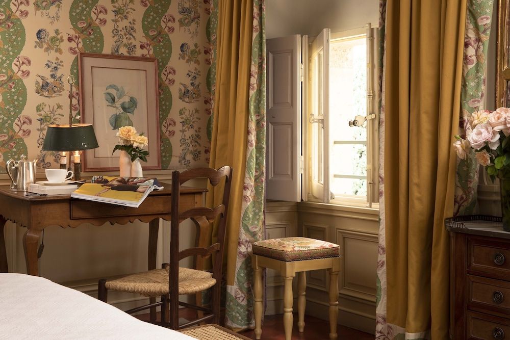 La Mirande Large Deluxe Room 11