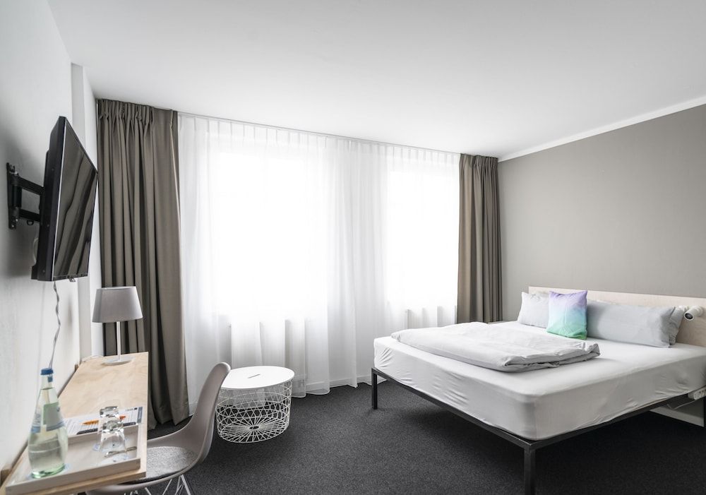 BIG MAMA Leipzig Standard Double Room 5