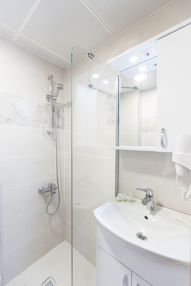 Cheers Lighthouse Economy Double Room 3