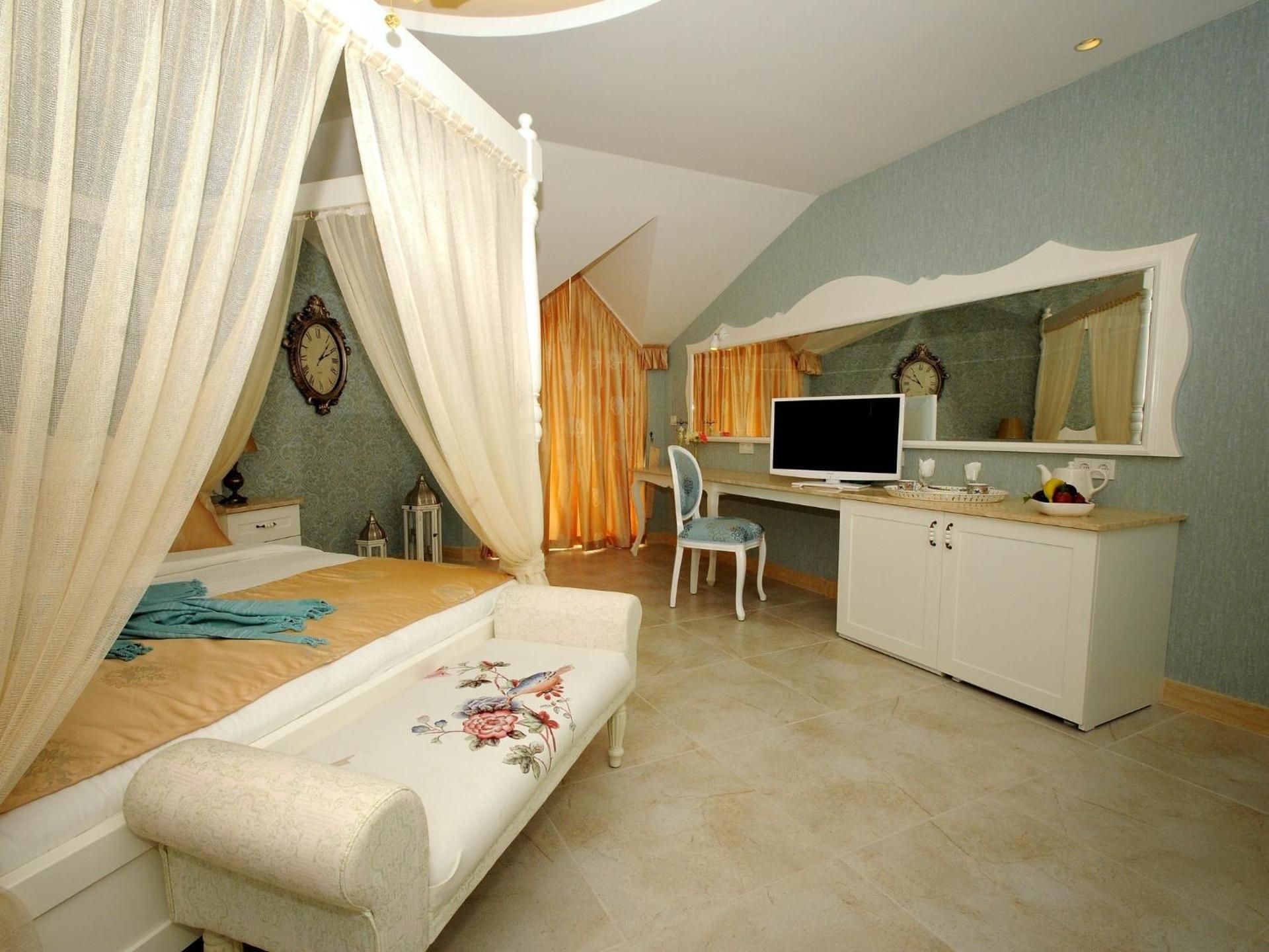 Deluxe Suite with Spa Bath
