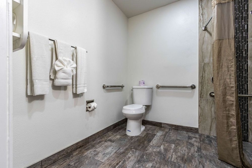 Motel 6 Fountain Valley, CA - Huntington Beach Area Deluxe Room, 1 Queen Bed, Non Smoking, Refrigerator & Microwave 5