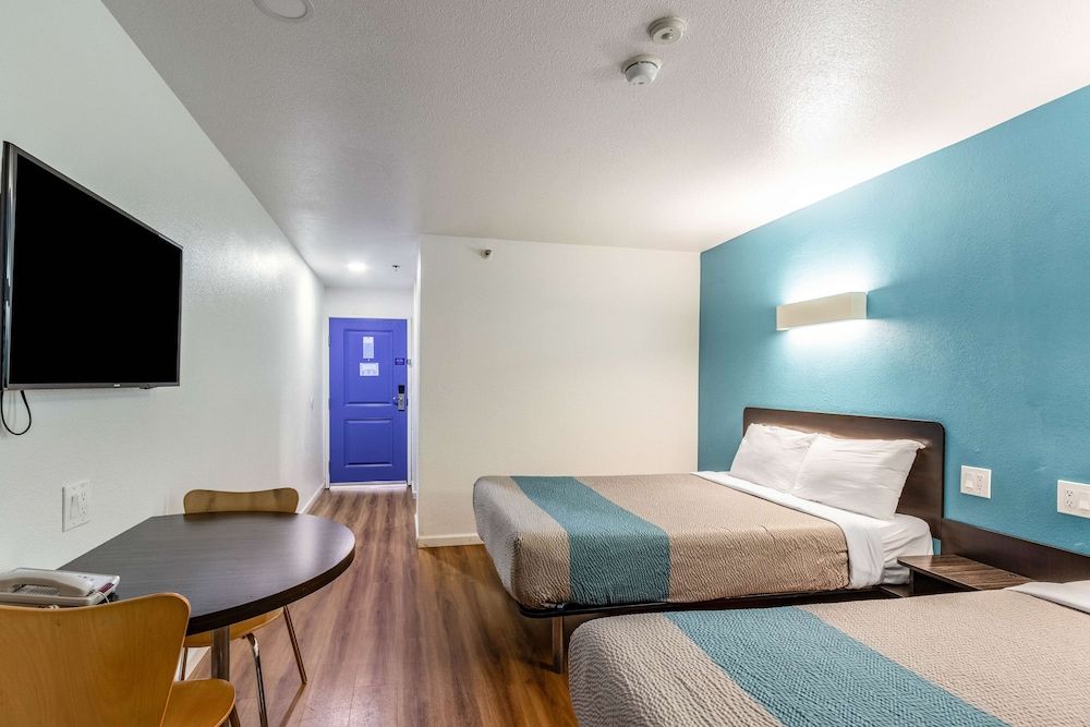 Motel 6 Fountain Valley, CA - Huntington Beach Area Deluxe Room, 2 Queen Beds, Non Smoking, Refrigerator & Microwave 2