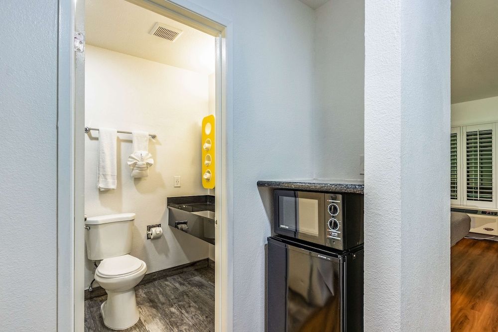 Motel 6 Fountain Valley, CA - Huntington Beach Area Deluxe Room, 1 Queen Bed, Non Smoking, Refrigerator & Microwave 4
