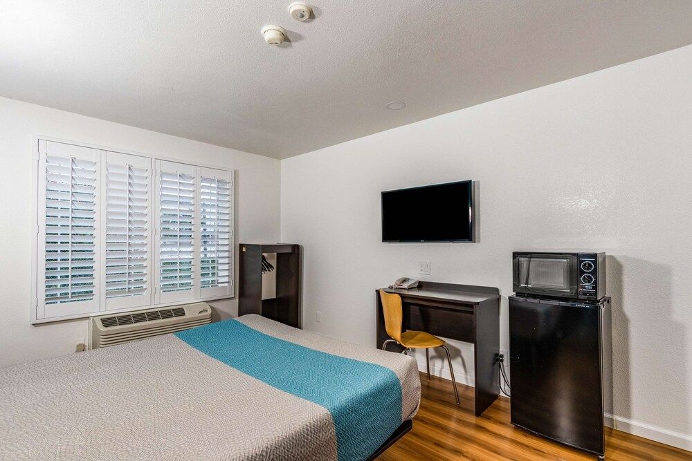 Motel 6 Fountain Valley, CA - Huntington Beach Area Deluxe Room, 1 Queen Bed, Accessible, Non Smoking 2