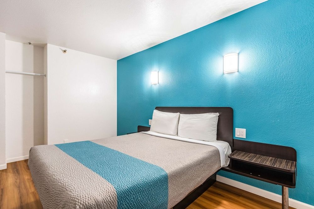 Motel 6 Fountain Valley, CA - Huntington Beach Area Deluxe Room, 1 Queen Bed, Accessible, Non Smoking 3