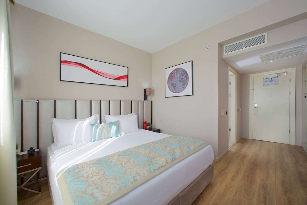 1 Queen Bed Non-Smoking Room