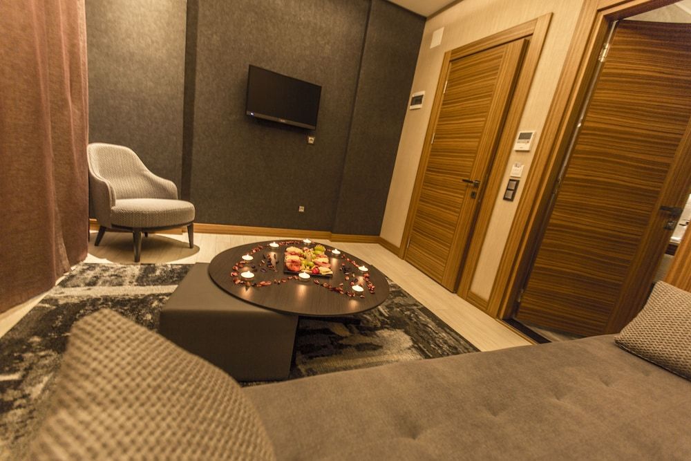 Honour Hotel Suite 4