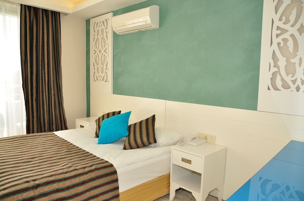 Aura Boutique Hotel Standard Double Room (One Double Bed, With Balcony) 2