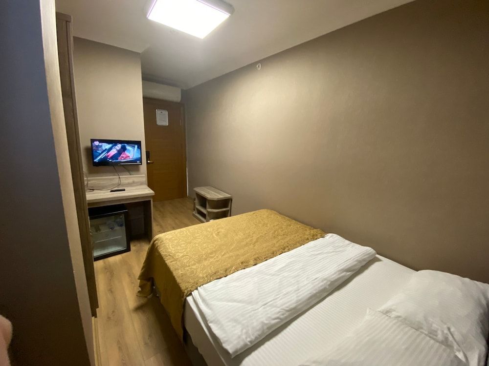 Golden Lounge Hotel Economy Single Room 3