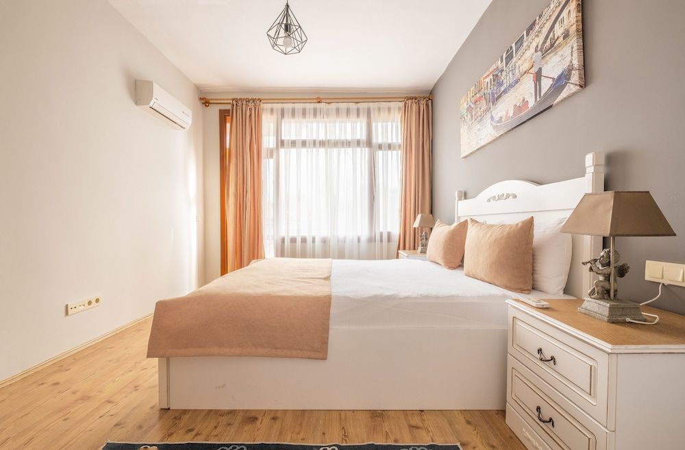 undefined Old Town Deluxe Flats 4