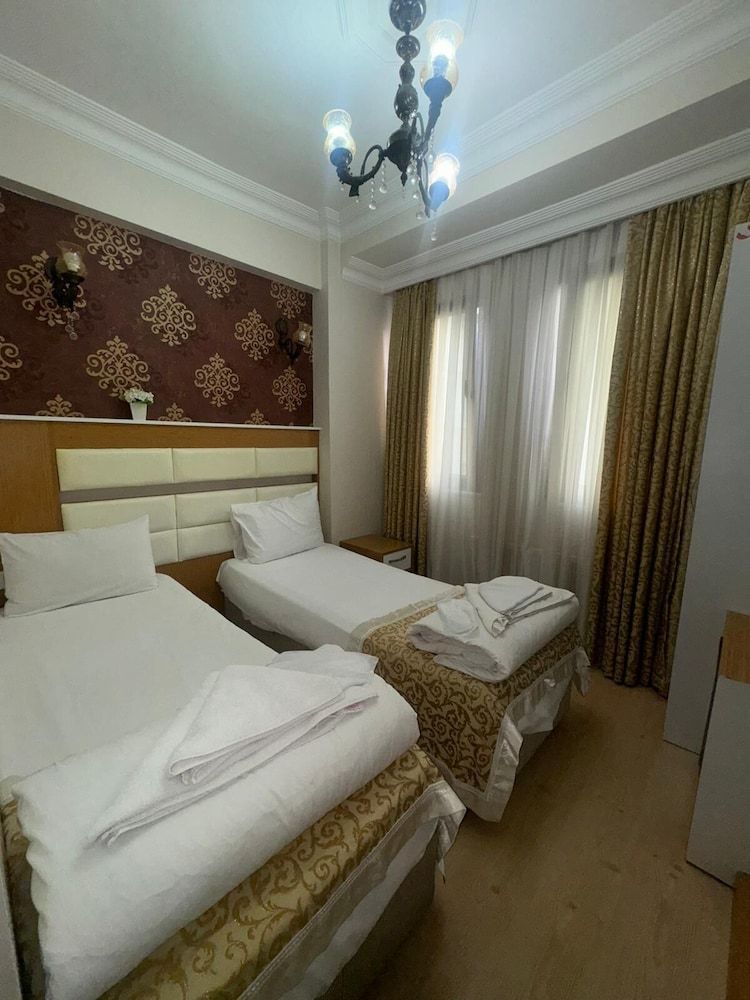 Raimond Hotel Twin Room 3