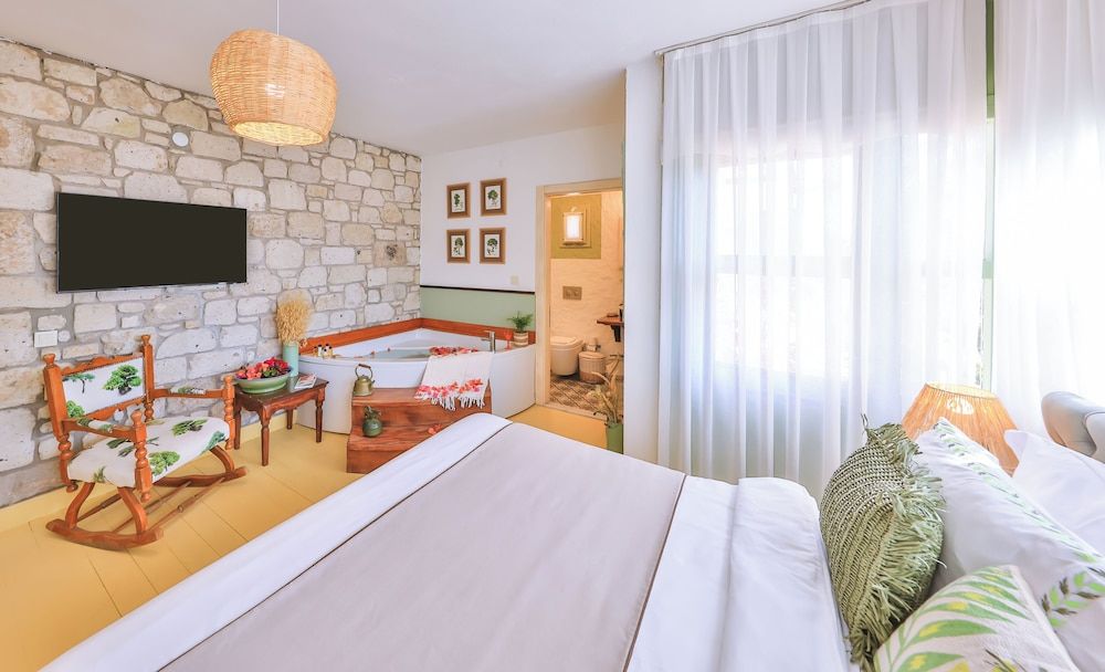 Superior Room, Hot Tub, Garden View