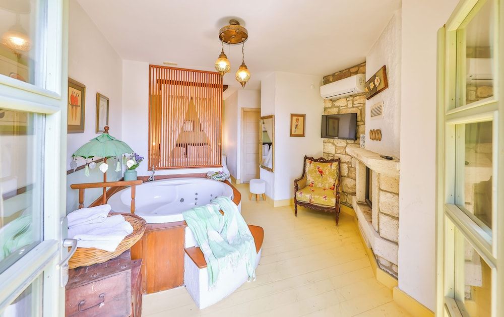 Garden Deluxe Suite with Terrace, Fireplace and Jetted Tub