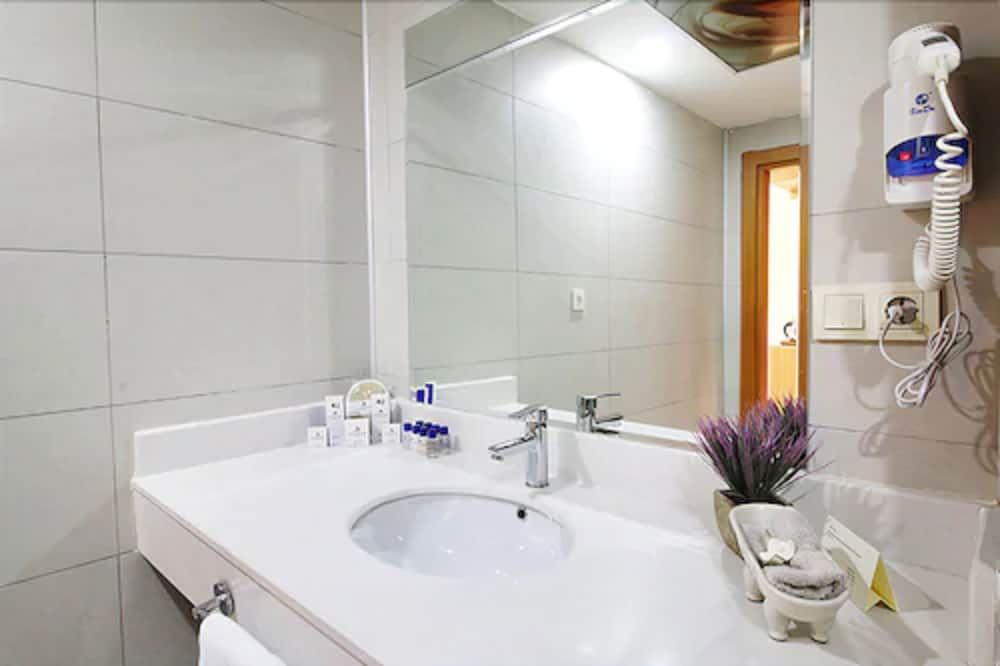 Sarissa Hotel Standard Double or Twin Room 4