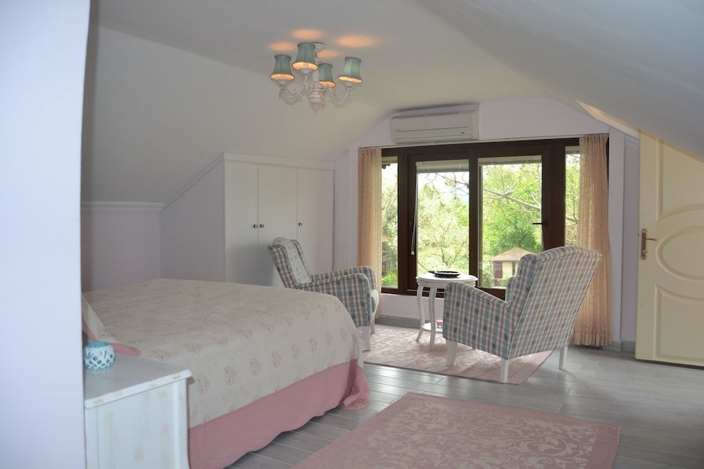 Queen Room, River View