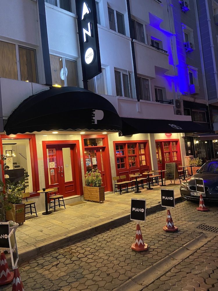 undefined Piano Hotel 6