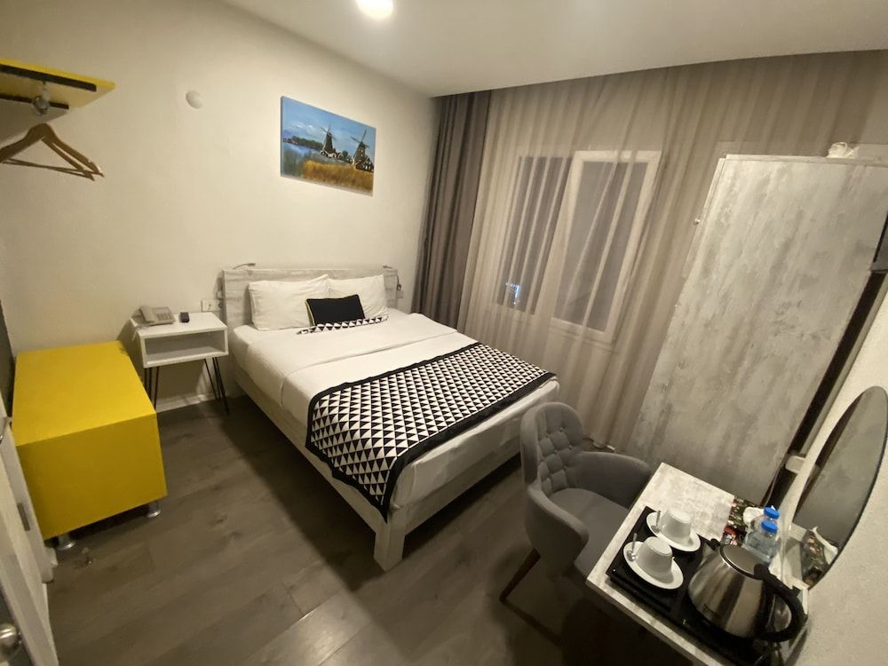 undefined Piano Hotel 2