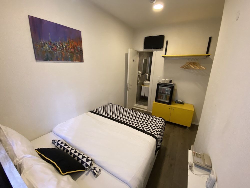 undefined Piano Hotel 5