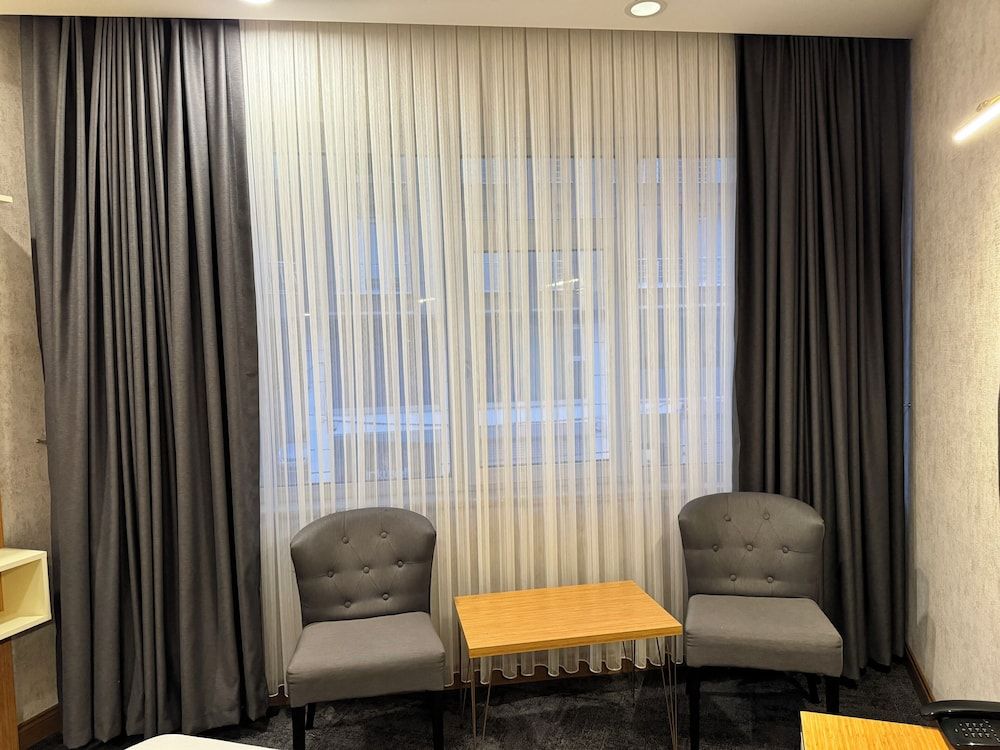 E5 Park Hotel Standard Double Room with City View 9