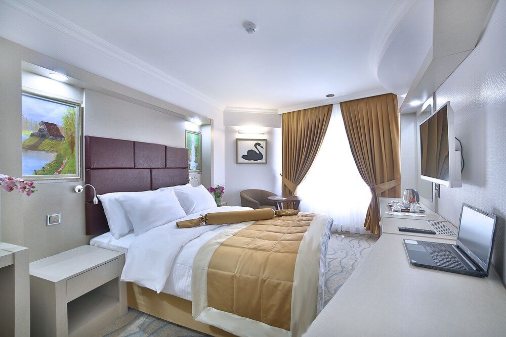 Marathon Hotel Double or Twin Room 10