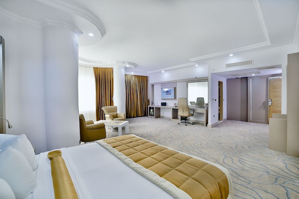 Marathon Hotel King Suite 6