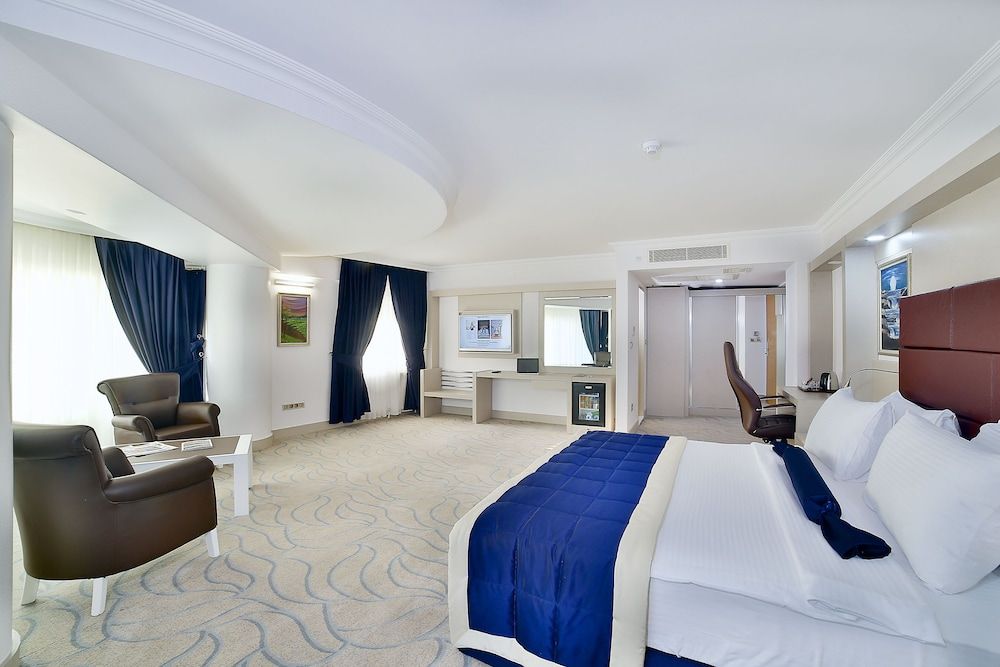 Marathon Hotel King Suite 5