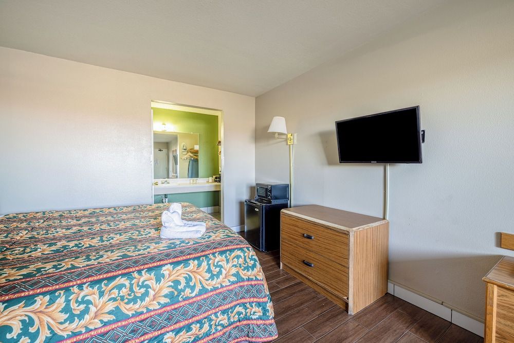 Premium Junior Room with Queen Bed, Non-Smoking - NQ2
