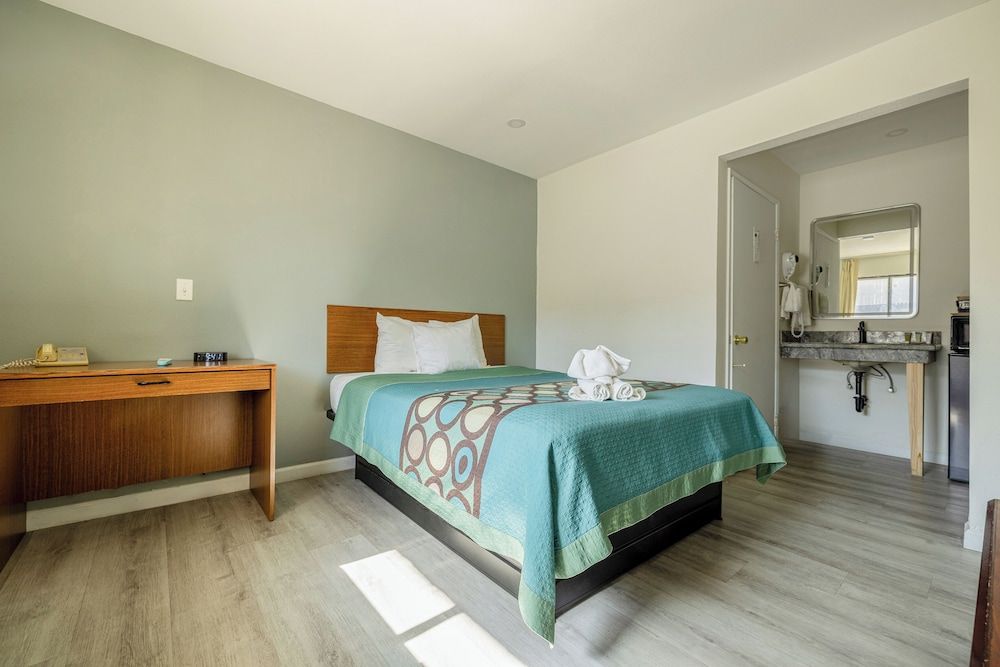 Junior Room with Queen Bed, Non-Smoking - RM1