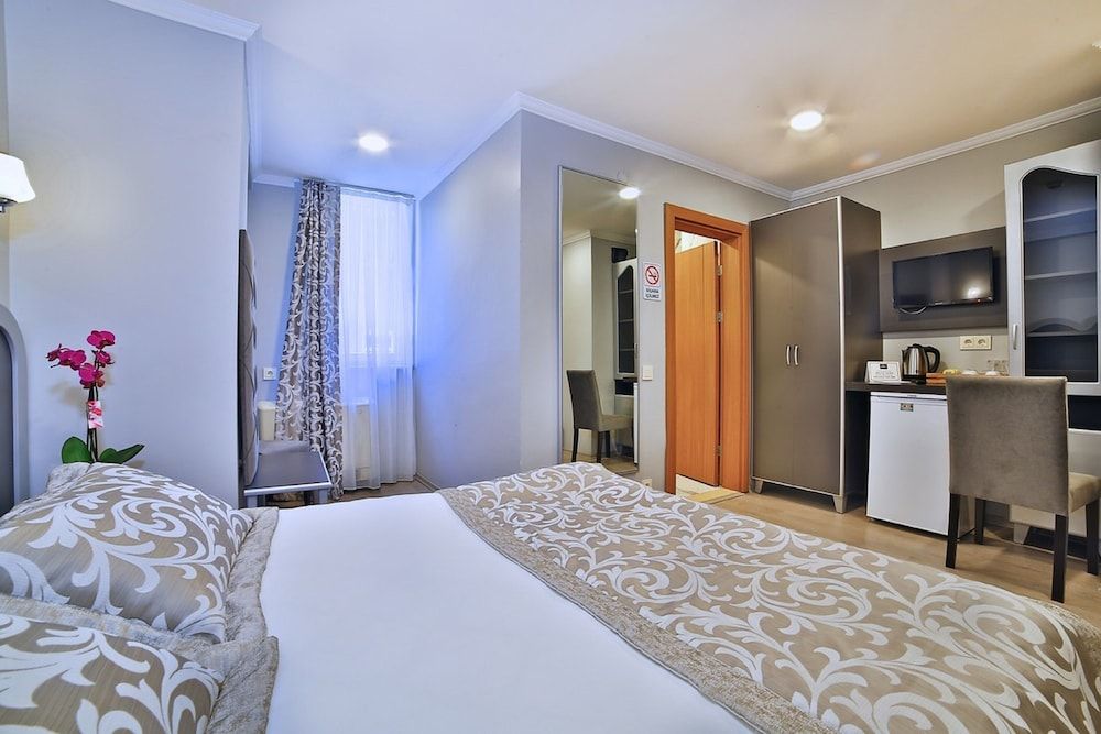 The Hera Premium Hotels Standard Room 4
