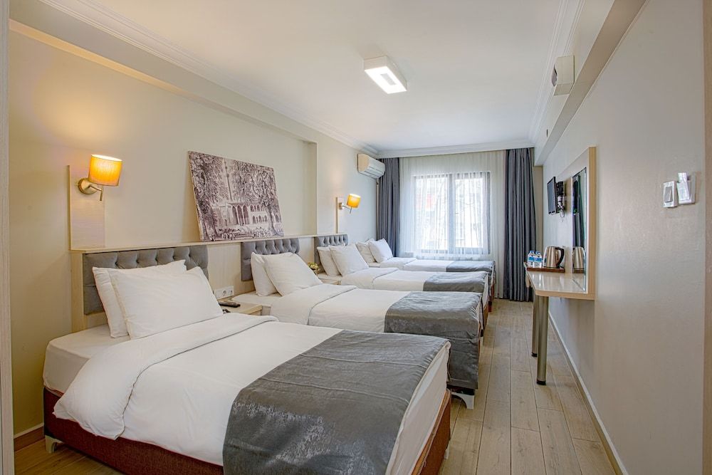 undefined Sim Hotel 4