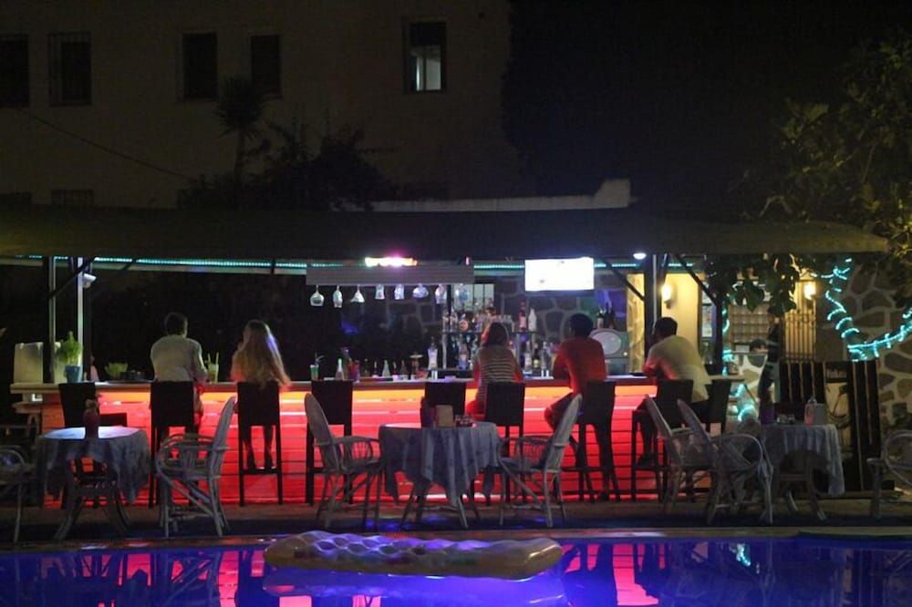 Pool Side Bar
