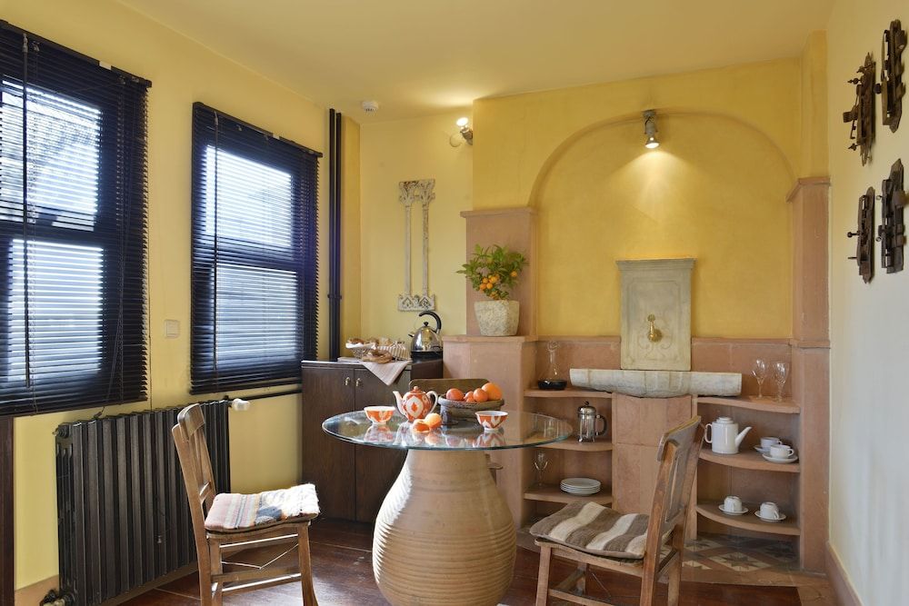 Hotel Empress Zoe Deluxe Garden Suite 2