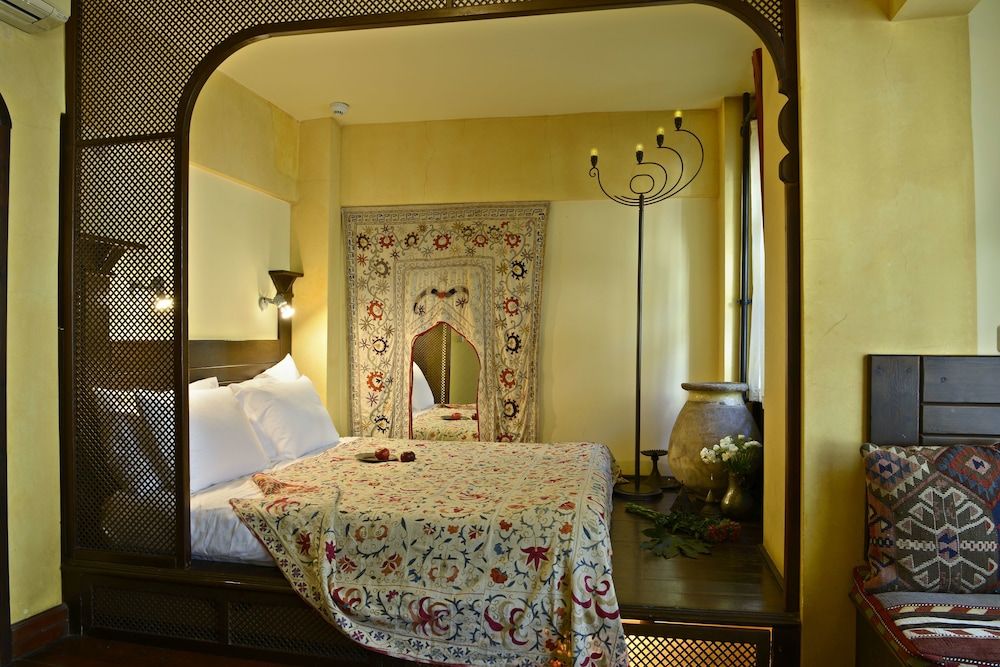 Hotel Empress Zoe Deluxe Garden Suite