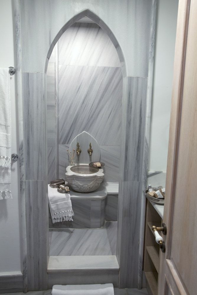 Hotel Empress Zoe Deluxe Garden Suite 4
