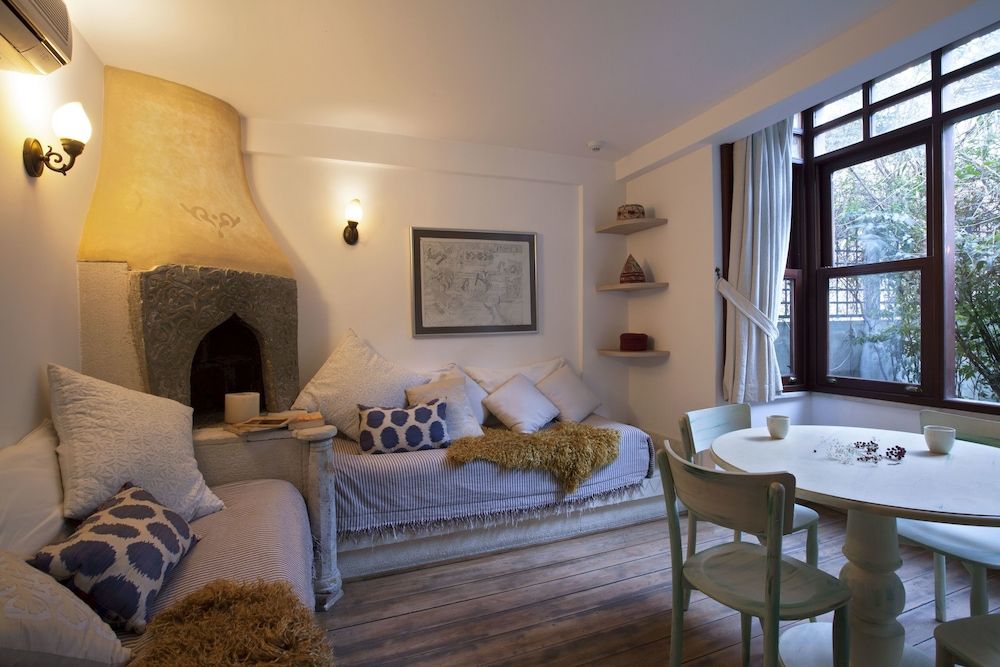 Hotel Empress Zoe Suite, Garden View